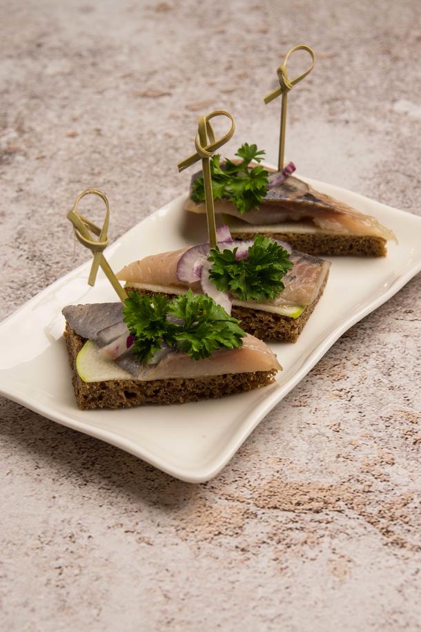 Тост ржаного хлеба с сельдью Тост ржаного хлеба с сельдью