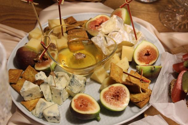 Сырная тарелка с мёдом, орехами и фруктами