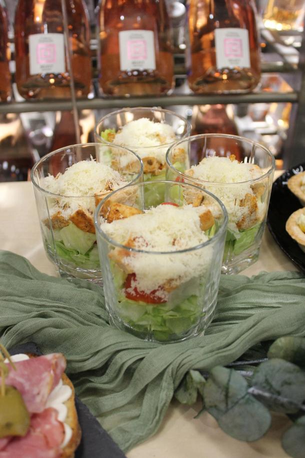 Цезарь с курицей в стаканчике