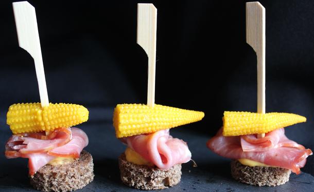 Канапе с сырокопчёным мясом и кукурузой Канапе с сырокопчёным мясом и кукурузой