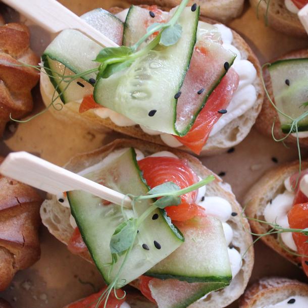 Брускетта мини с лососем Брускетта мини с лососем