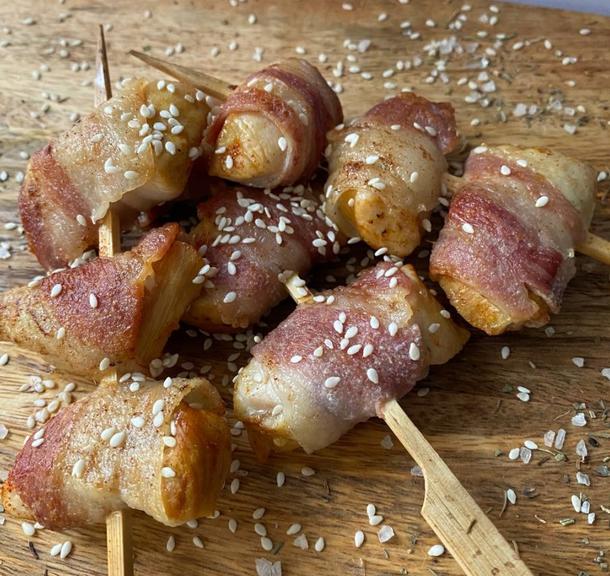 Мини-шашлычки из курицы в беконе