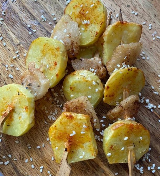 Мини-шашлычки из картофеля с салом