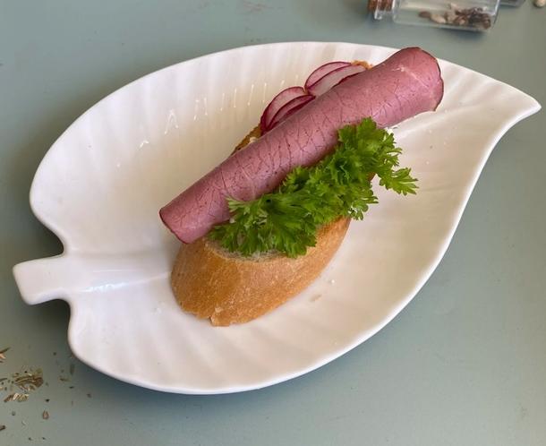 Брускетта с говядиной