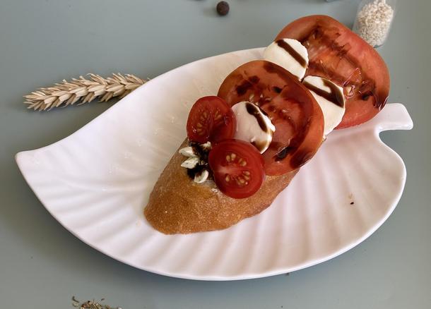 Брускетта Капрезе с сыром "Чанах"