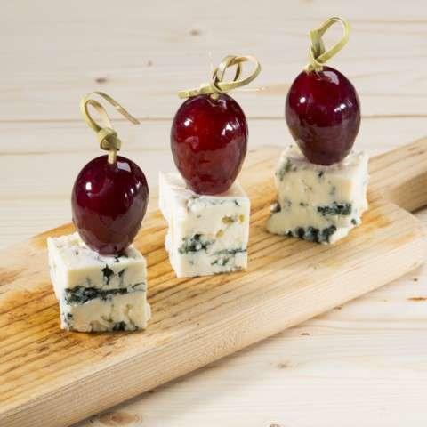 Сыр с голубой плесенью и виноградом