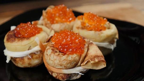 Улитка с красной икрой на блинчике (10шт)