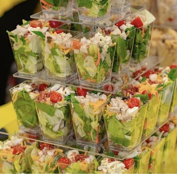 Салат «Цезарь с курицей» в стаканчике