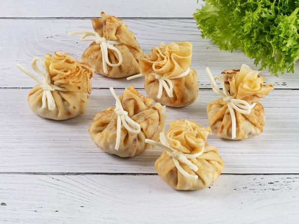 Блинчики мешочки с курицей и шампиньонами