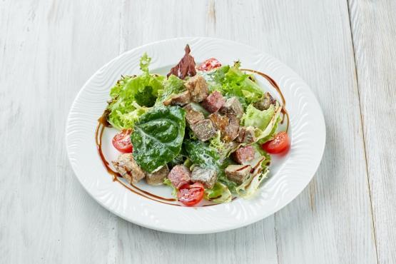 Салат микс с уткой и жаренной грушей Салат микс с уткой и жаренной грушей