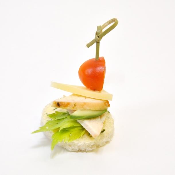 Канапе из куриного карпачо с зеленью Канапе из куриного карпачо с зеленью