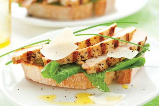 Брускетта с курицей под соусом цезарь Брускетта с курицей под соусом цезарь