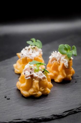 Профитроли с паштетом из куриной печени