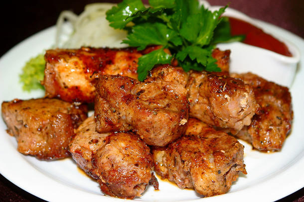 Шашлык из шеи свиной с маринованным луком