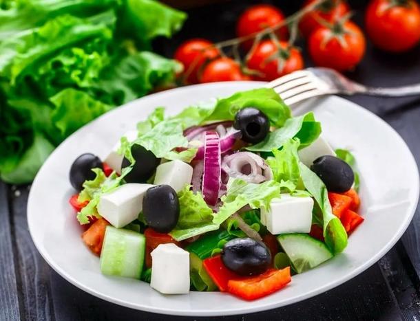 Салат из свежих овощей с греческим соусом и сыром фета