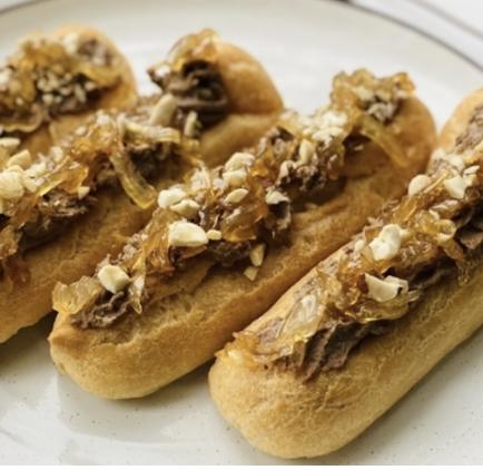 Мини эклеры с куриным паштетом и ягодами