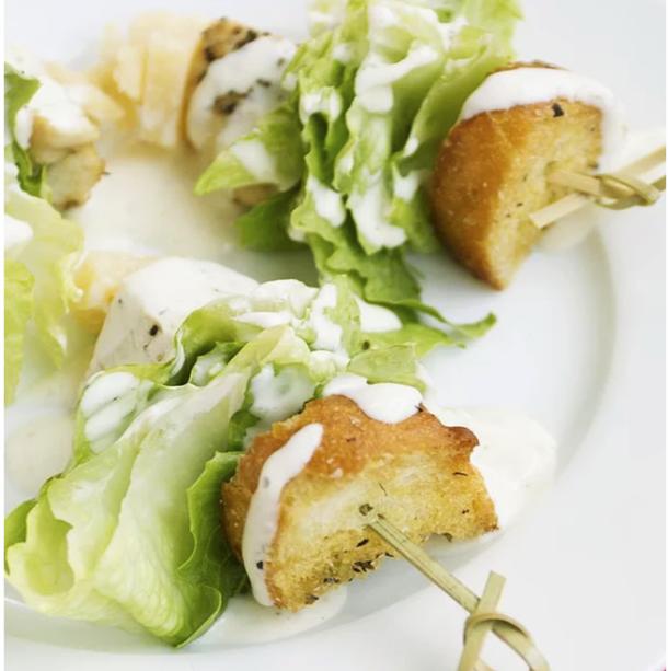 Канапе с курицей и соусом цезарь Канапе с курицей и соусом цезарь