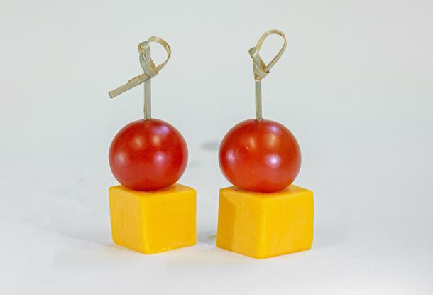 Канапе с сыром чеддер и помидором Черри