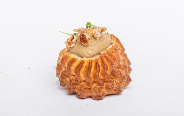 Профитроли с паштетом из печени цыпленка и хрустящим луком