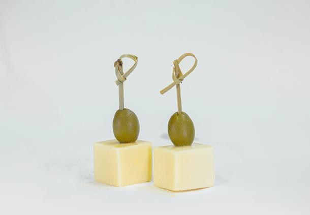 Канапе с сыром Гауда и оливкой