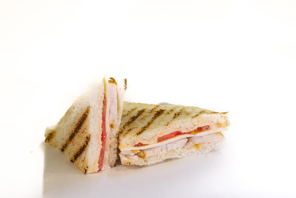 Мини-сэндвич с цыпленком, сыром и розовым томатом