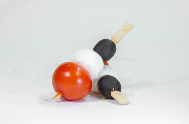 Канапе с сыром моцарелла, помидором черри и маслиной