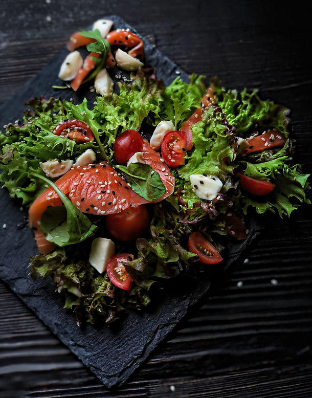 Салат с ростбифом и сочными овощами