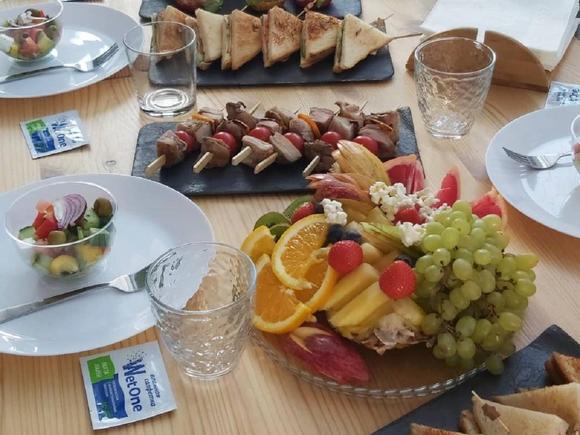 Праздничный фуршетный сет с горячими закусками на 35 персон в Краснодаре