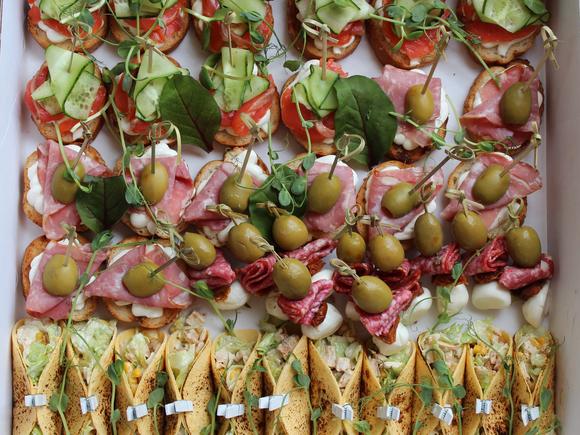 Доставка блюд и напитков на 12 персон в Краснодаре