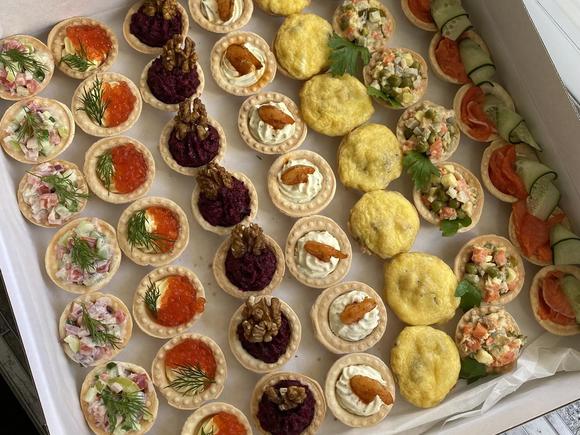 Заказать Легкий сет из закусок, салатиков и десертов на 18-20 персон в Краснодаре