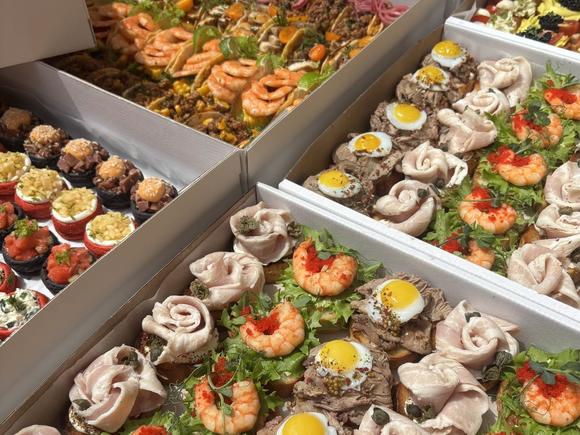 Сытный фуршет на 15-16 персон с жюльеном и салатами в Краснодаре
