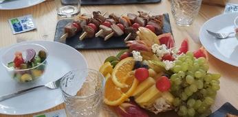 Праздничный фуршетный сет с горячими закусками на 35 персон