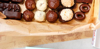 Изысканный набор конфет, трюфелей и батончиков из ремесленного шоколада на 20 персон