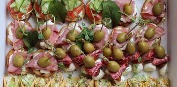 Доставка блюд и напитков на 12 персон