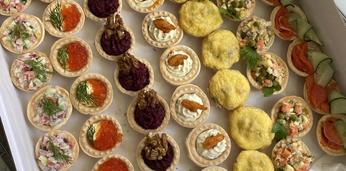 Легкий сет из закусок, салатиков и десертов на 18-20 персон