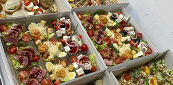 Фуршетные закуски с салатиками на 12-16 персон