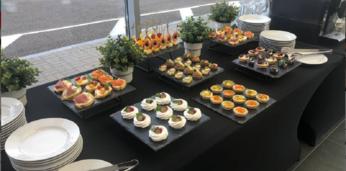 Праздничный фуршетный сет с горячими закусками на 25-30 персон