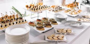 Праздничный фуршетный сет с горячими закусками стандарт на 20-25 персон